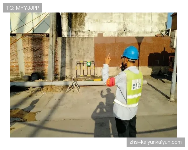 特写：场边，一位助教通过耳麦向场内队员持续传达压迫指令