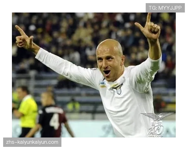 特写：得知保级对手输球，恩波利主帅场边激动挥臂